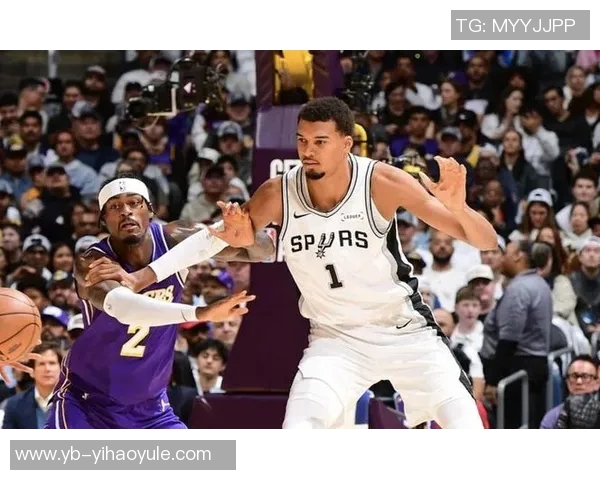 里德替补表现平平15投6中贡献15分7篮板1盖帽三分球命中率不佳