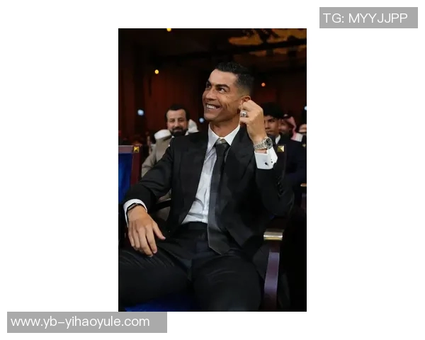 C罗荣获环足奖颁奖典礼上佩戴70万美元限量百达翡丽手表引发热议