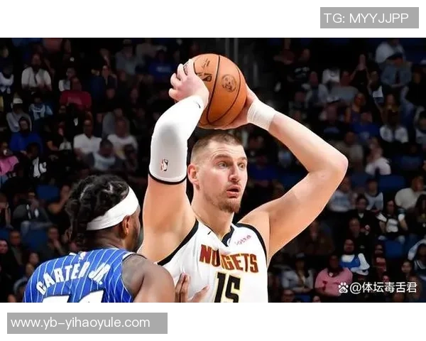 约基奇背靠背两场仅得9篮板却展现出准三双实力引发球迷热议